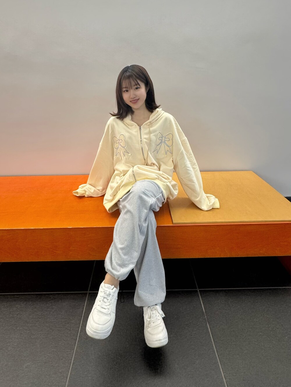 「韓国ファッション、空港ファッション、フライトコーデ、楽チンコーデ、スウェットパーカー、厚底シューズ、ラフコーデ、低身長コーデ、リラックススタイル、デイリーカジュアル、ゆるコーデ、プチプラ、低身長女子、リボン柄、グレーコーデ」｜「Sillyのリボンワッペンジップパーカー（パーカー、ホワイト系）」を使った、Kanonさん（骨格ウェーブ・レディース・155cm）の冬コーディネートの4枚目の写真