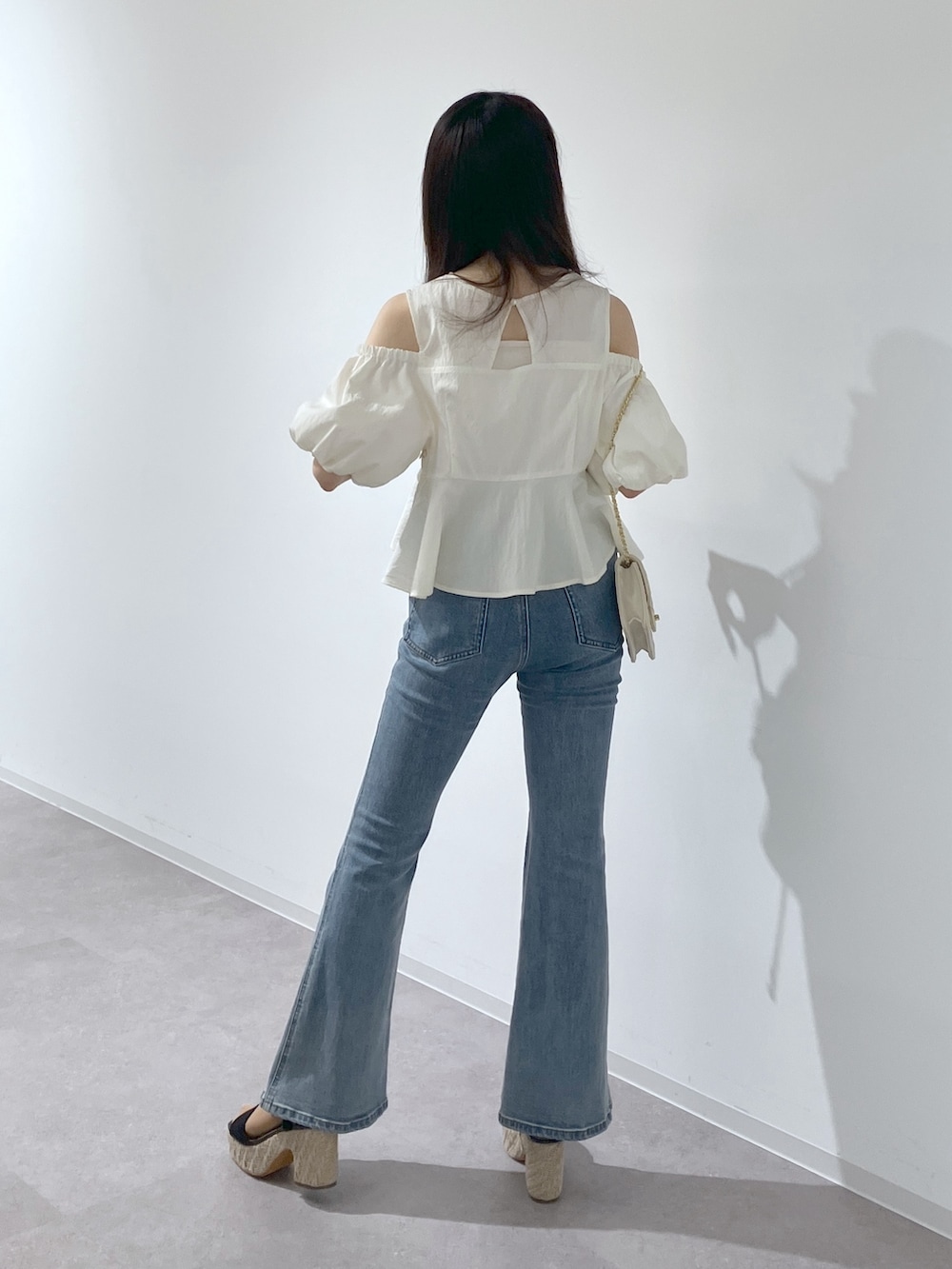 ホワイト系のシャツ/ブラウス、ブルー系のデニムパンツ、ブラック系のサンダルを着用したレディースの春コーディネートの6枚目の写真