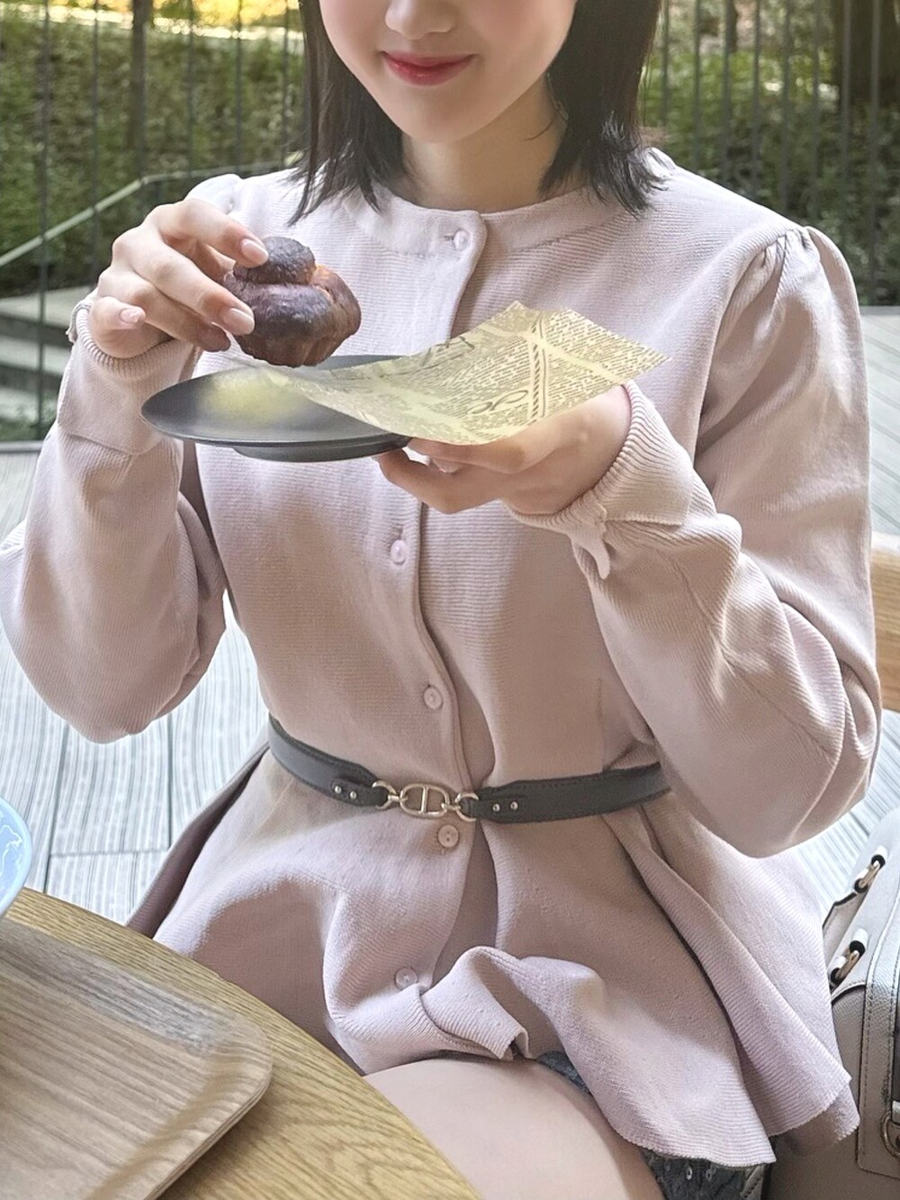 ベージュ系のカーディガン/ボレロ、ブルー系のデニムパンツ、ホワイト系のブーツを着用したレディースの春コーディネートの3枚目の写真