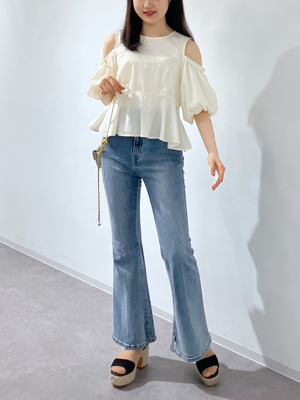 ホワイト系のシャツ/ブラウス、ブルー系のデニムパンツ、ブラック系のサンダルを着用したレディースの春コーディネートの7枚目の写真