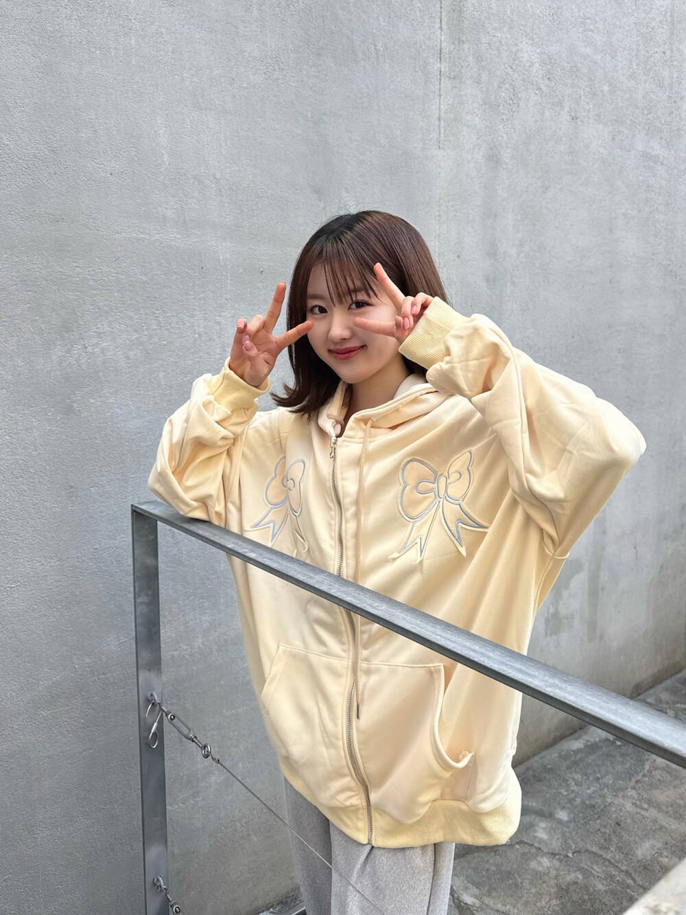 「韓国ファッション、空港ファッション、フライトコーデ、楽チンコーデ、スウェットパーカー、厚底シューズ、ラフコーデ、低身長コーデ、リラックススタイル、デイリーカジュアル、ゆるコーデ、プチプラ、低身長女子、リボン柄、グレーコーデ」｜「Sillyのリボンワッペンジップパーカー（パーカー、ホワイト系）」を使った、Kanonさん（骨格ウェーブ・レディース・155cm）の冬コーディネートの3枚目の写真