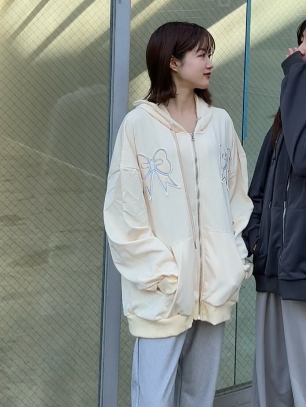 「韓国ファッション、空港ファッション、フライトコーデ、楽チンコーデ、スウェットパーカー、厚底シューズ、ラフコーデ、低身長コーデ、リラックススタイル、デイリーカジュアル、ゆるコーデ、プチプラ、低身長女子、リボン柄、グレーコーデ」｜「Sillyのリボンワッペンジップパーカー（パーカー、ホワイト系）」を使った、Kanonさん（骨格ウェーブ・レディース・155cm）の冬コーディネートの5枚目の写真