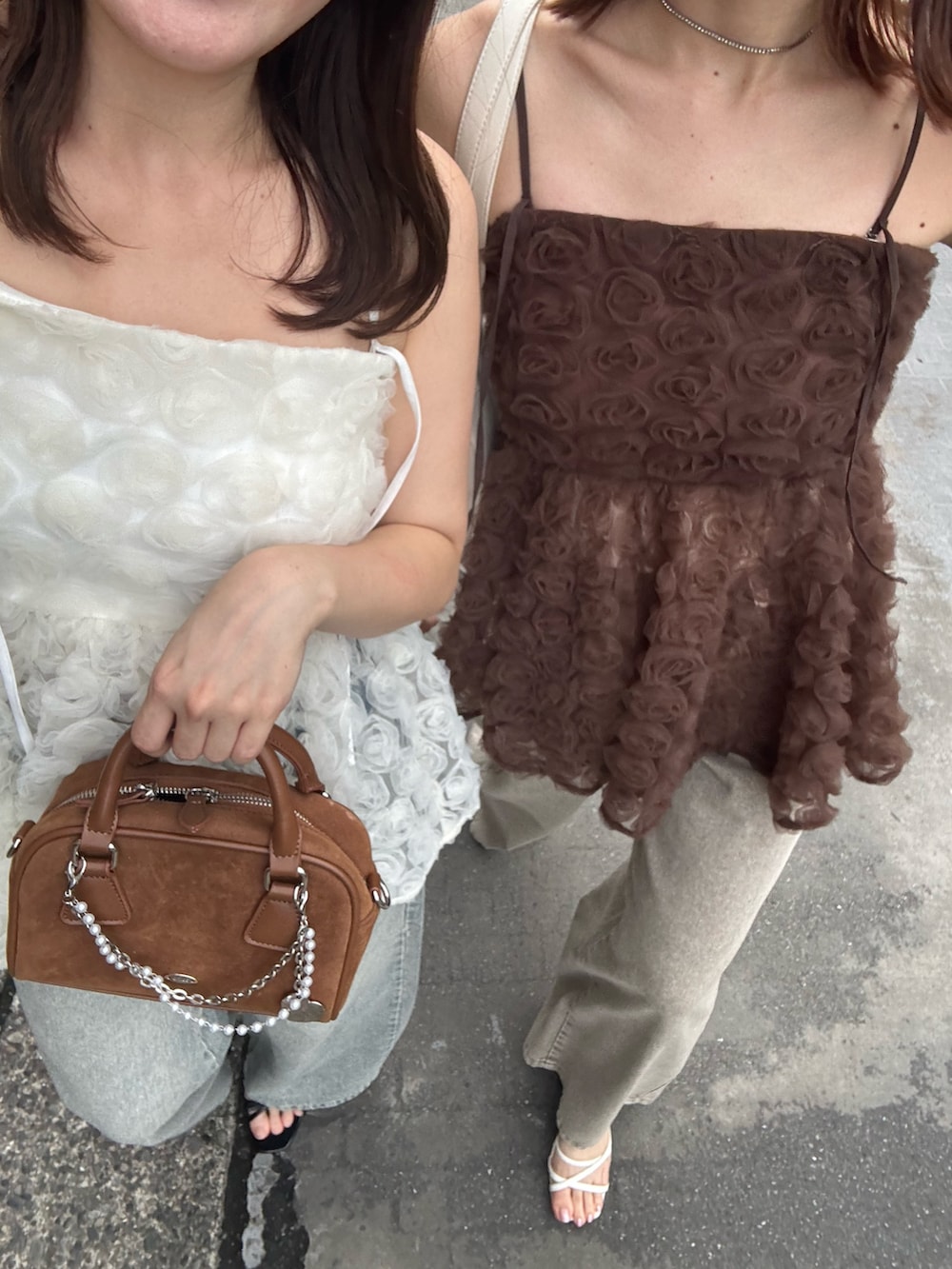 ブラウン系のシャツ/ブラウス、ホワイト系のボストンバッグ、ブラウン系のデニムパンツを着用したレディースの夏コーディネートの4枚目の写真