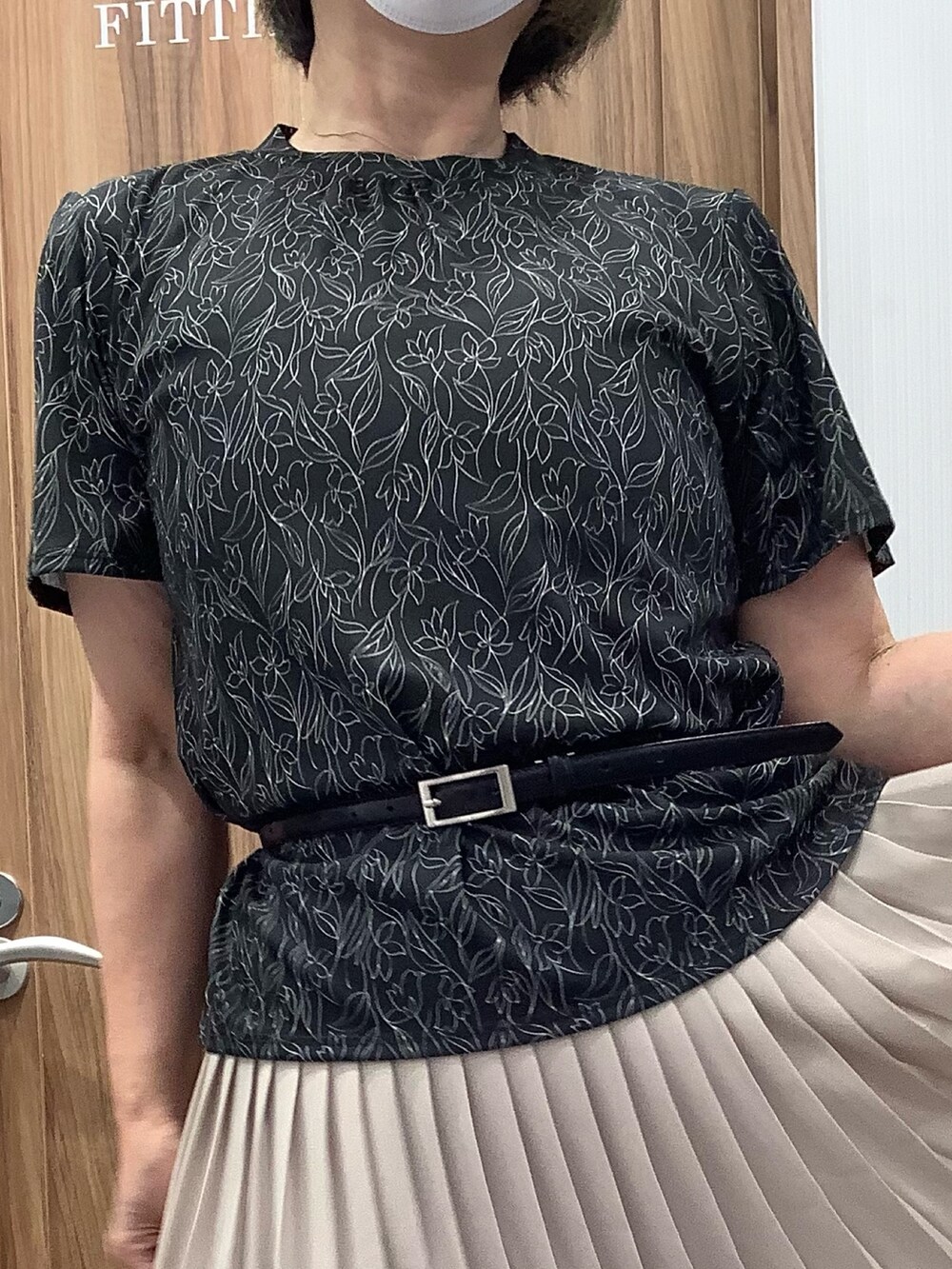 ブラック系のシャツ/ブラウスを着用したレディースの夏コーディネートの2枚目の写真