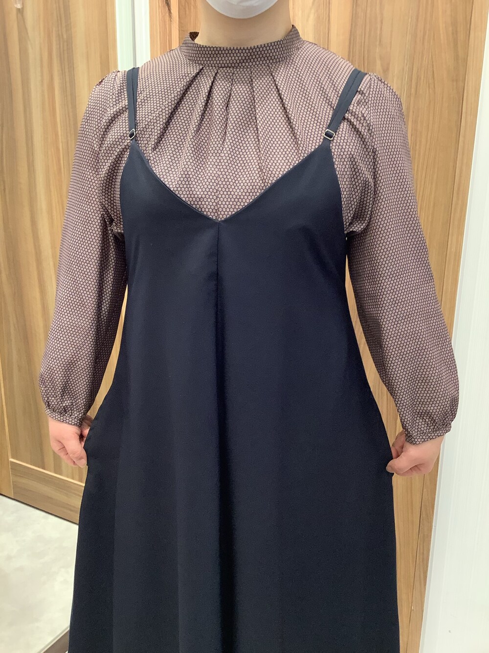 ブラウン系のTシャツ/カットソーを着用したレディースの秋コーディネートの2枚目の写真