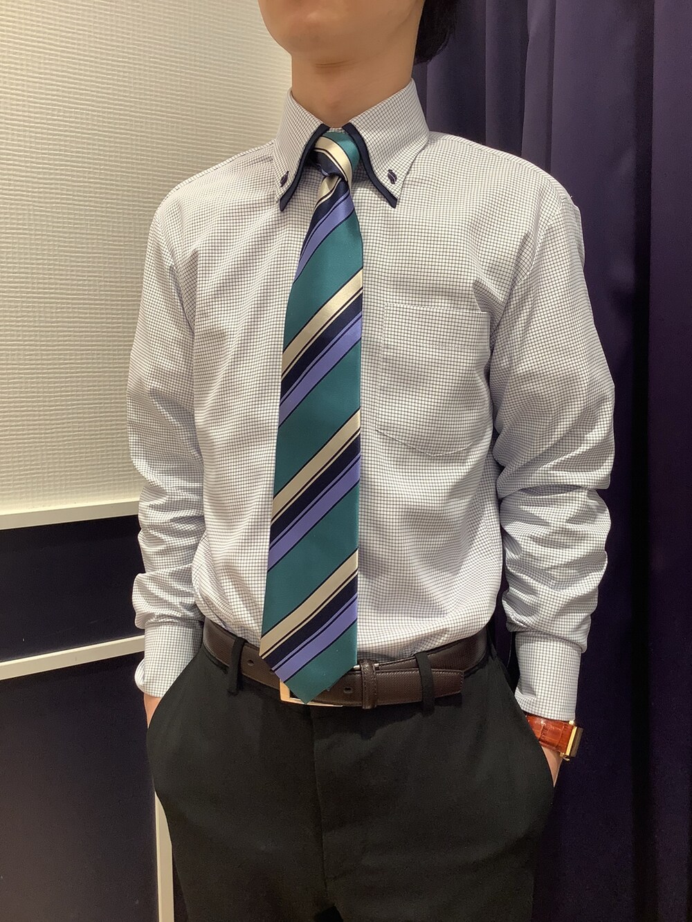 グリーン系のネクタイ、ブルー系のビジネスシャツを着用したメンズの春コーディネートの2枚目の写真