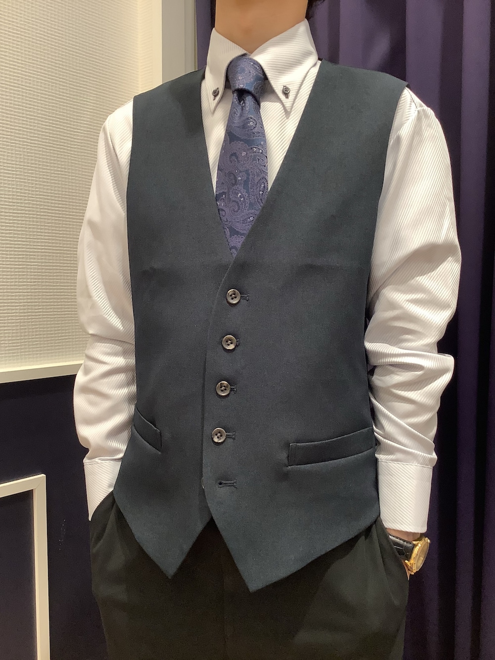 ブルー系のベスト、ブルー系のネクタイ、グレー系のビジネスシャツを着用したメンズの秋コーディネートの2枚目の写真