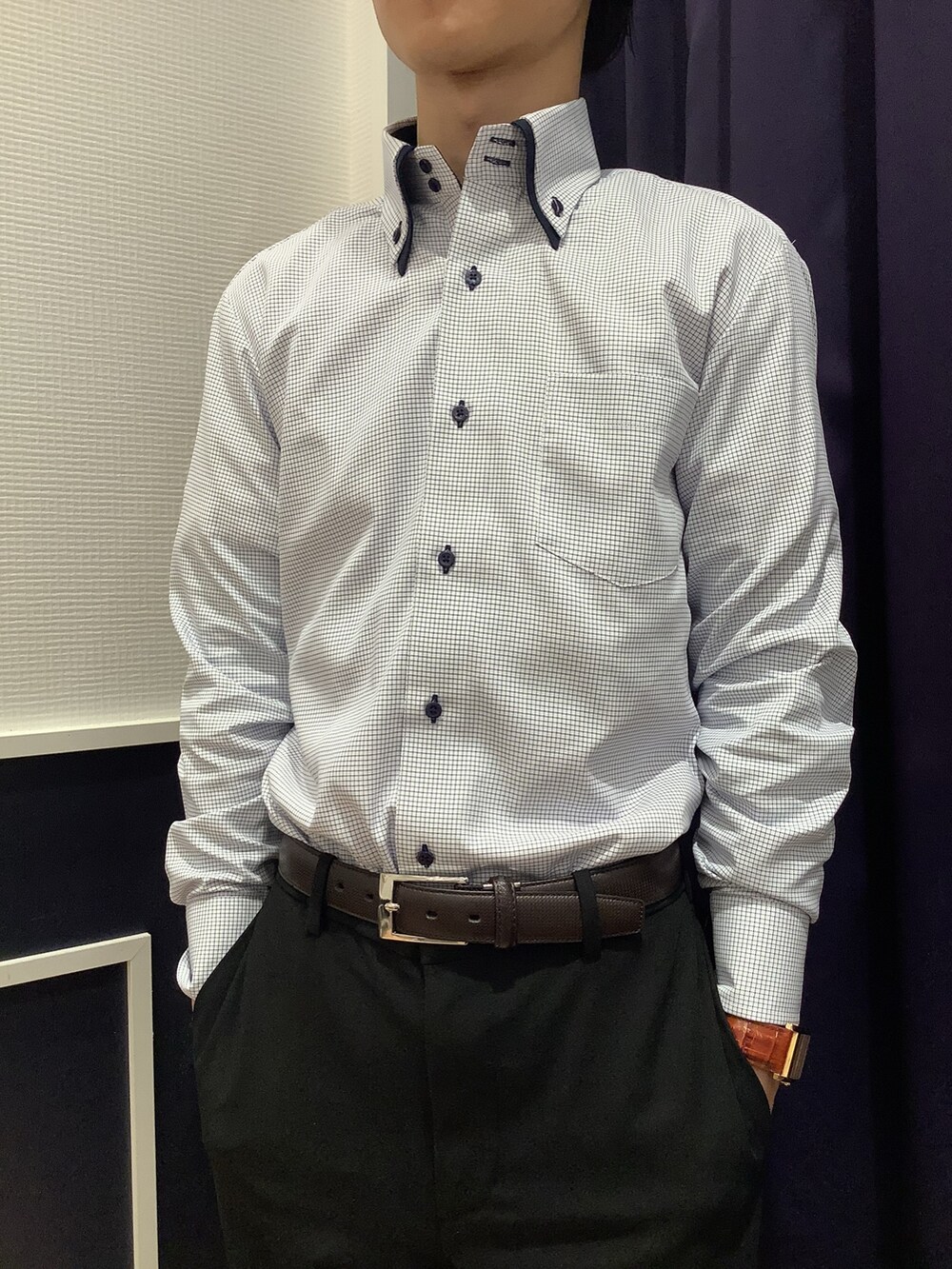 グリーン系のネクタイ、ブルー系のビジネスシャツを着用したメンズの春コーディネートの3枚目の写真