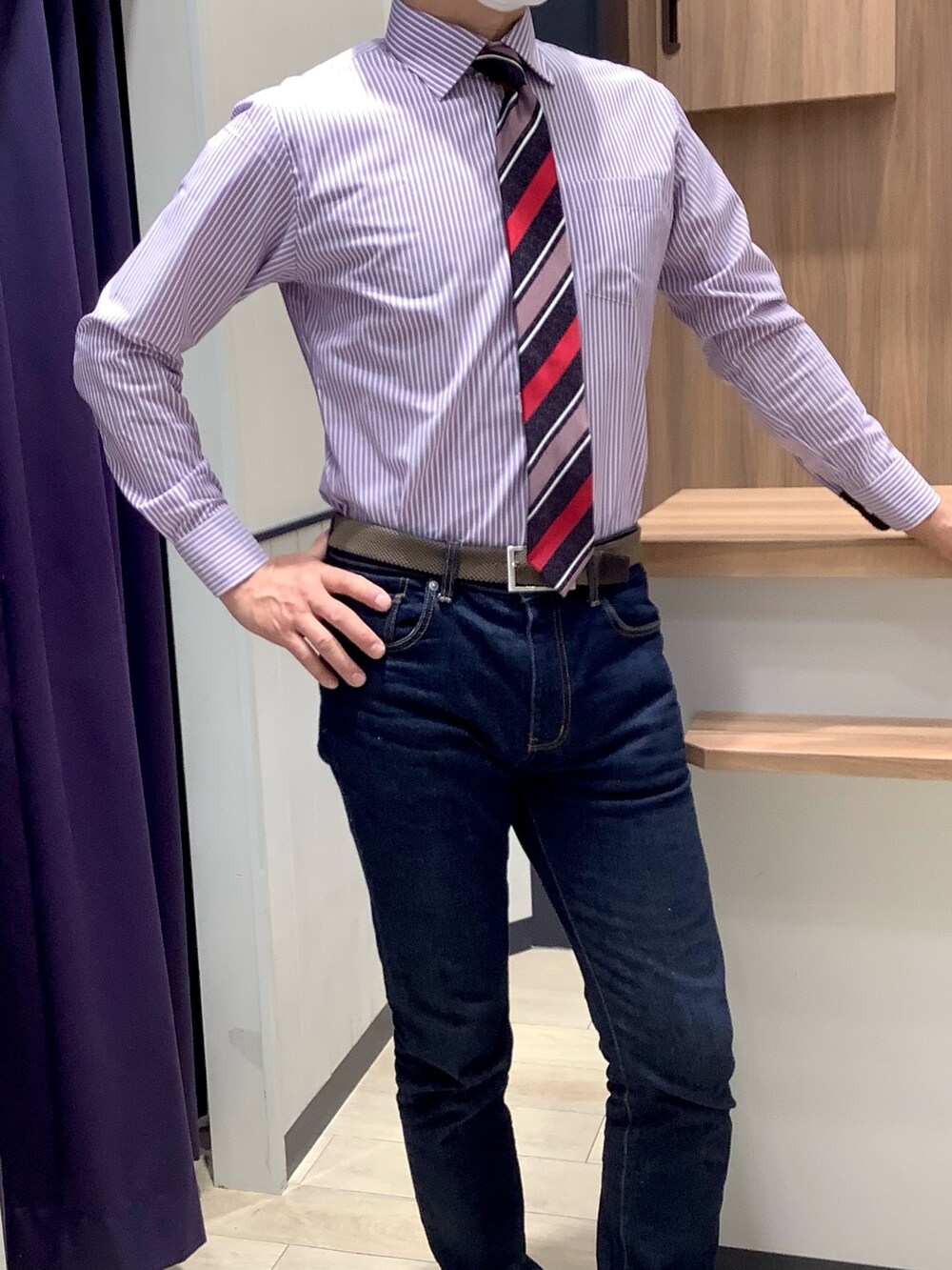 パープル系のビジネスシャツ、その他のネクタイを着用したメンズの冬コーディネートの2枚目の写真