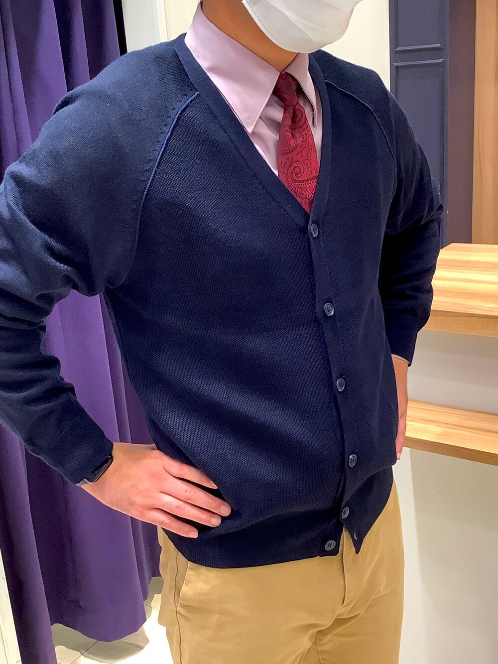 ブルー系のカーディガン/ボレロ、ピンク系のビジネスシャツを着用したメンズの秋コーディネートの2枚目の写真