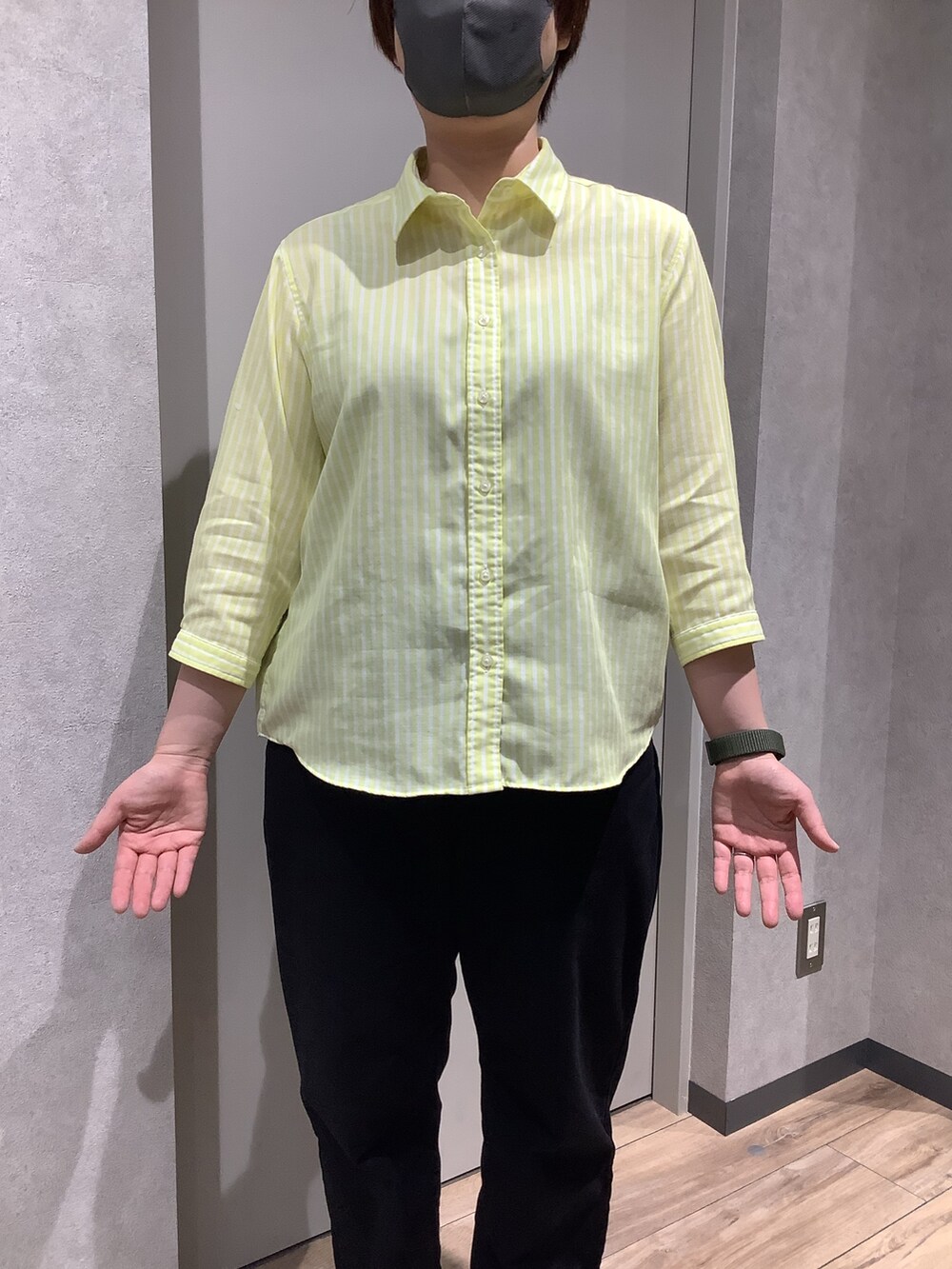 イエロー系のシャツ/ブラウスを着用したレディースの夏コーディネートの2枚目の写真