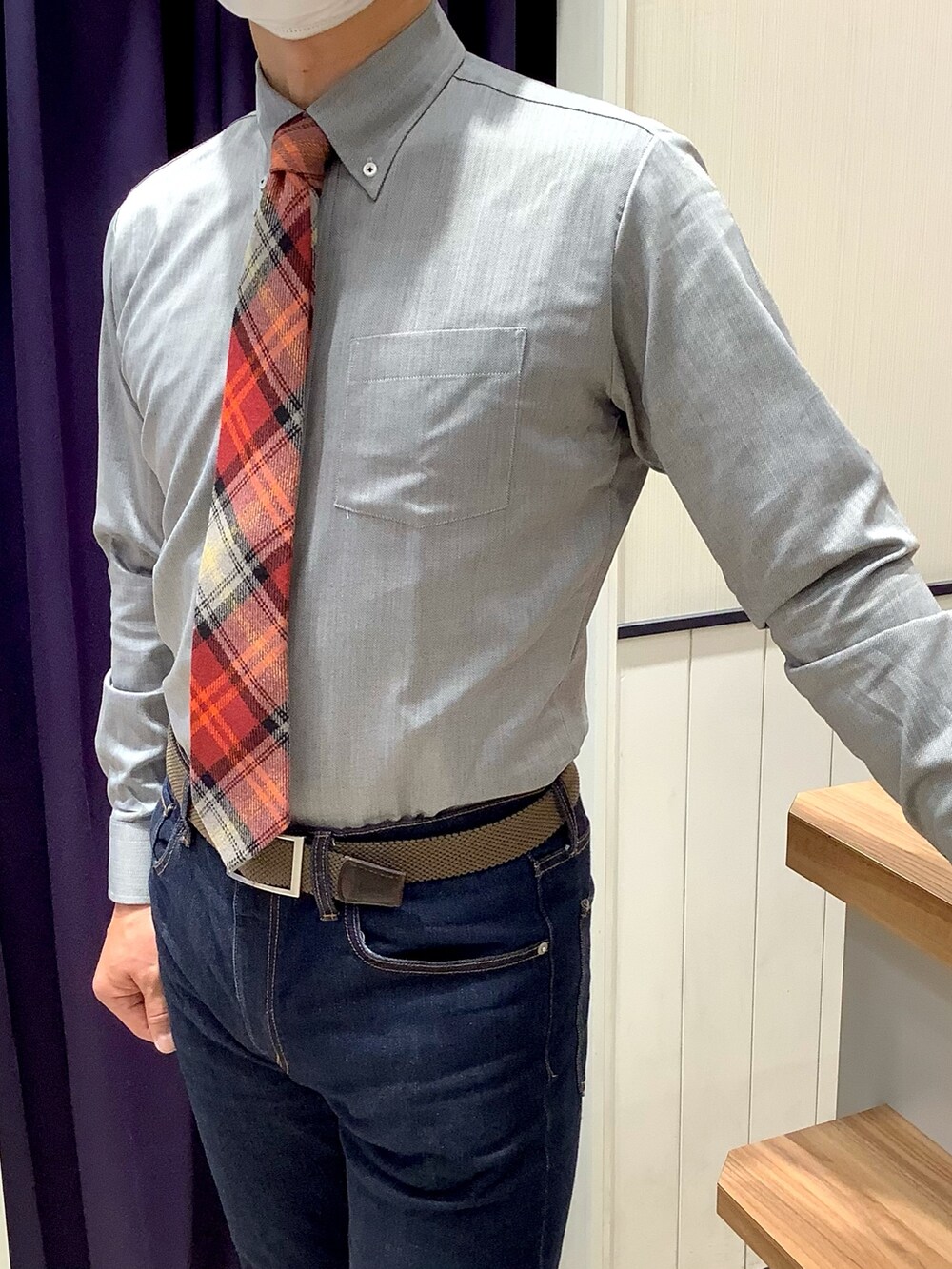 グレー系のビジネスシャツ、その他のネクタイを着用したメンズの冬コーディネートの2枚目の写真