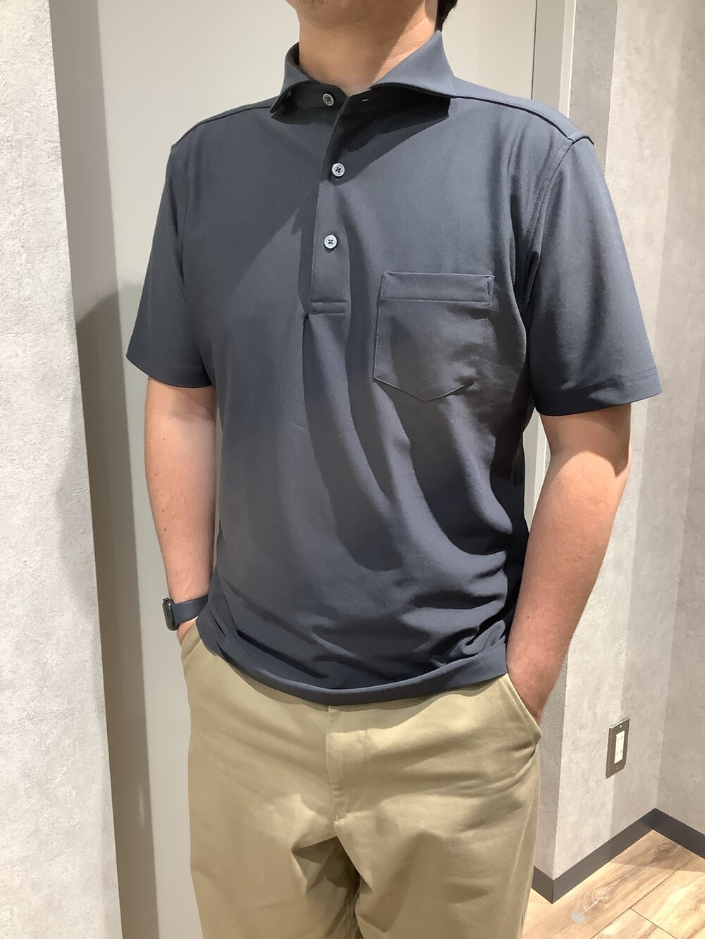 ブラック系のポロシャツを着用したメンズの夏コーディネートの2枚目の写真