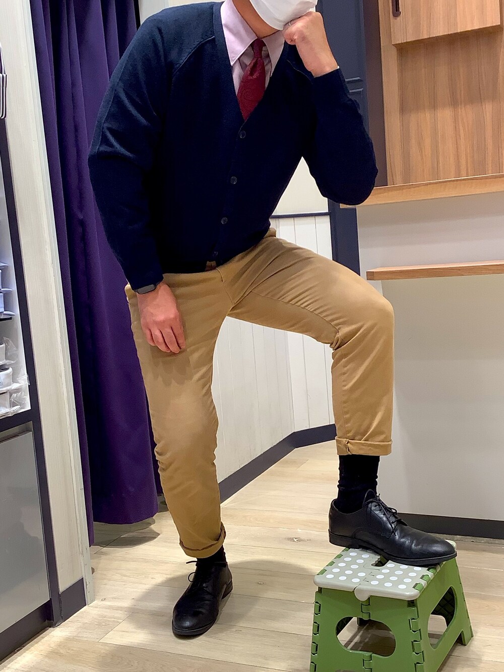 ブルー系のカーディガン/ボレロ、ピンク系のビジネスシャツを着用したメンズの秋コーディネートの3枚目の写真