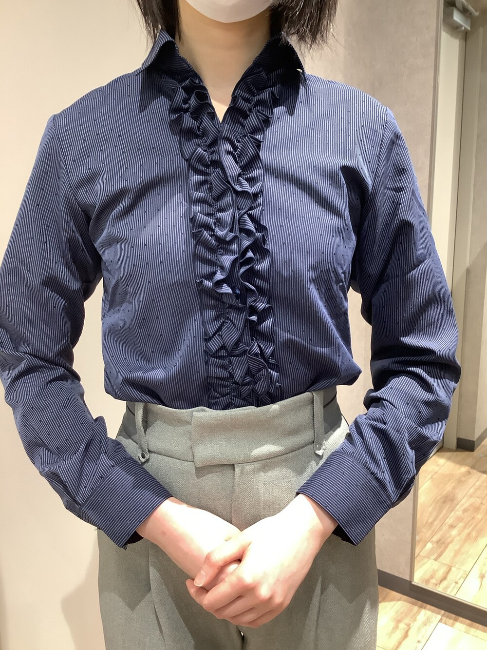 ブルー系のシャツ/ブラウスを着用したレディースの春コーディネートの2枚目の写真