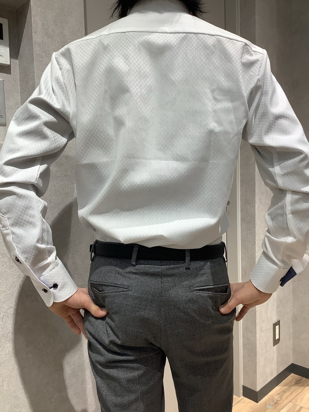 グリーン系のネクタイ、ホワイト系のビジネスシャツを着用したメンズの冬コーディネートの4枚目の写真