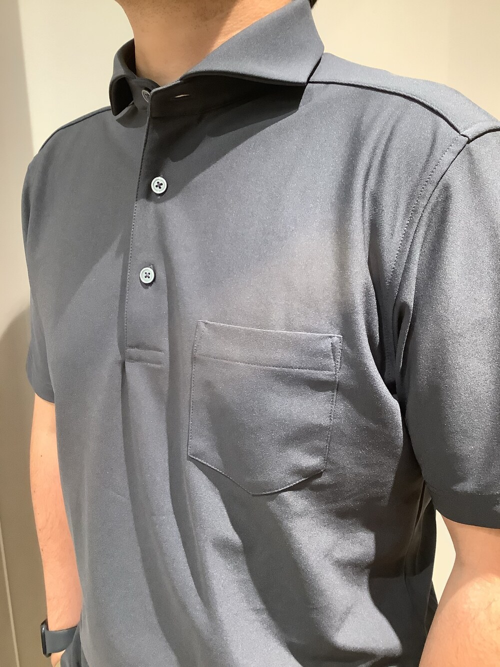 ブラック系のポロシャツを着用したメンズの夏コーディネートの3枚目の写真