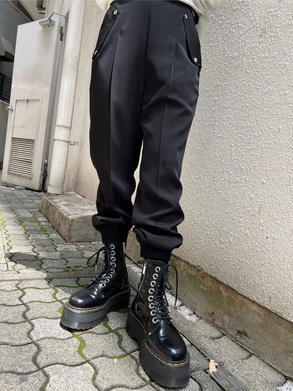 ブラック系のその他シューズ、ブラック系のバックパック/リュック、グレー系のスウェットを着用したレディースの夏コーディネートの9枚目の写真