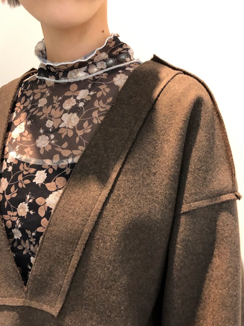 ブラック系のトートバッグ、ブラック系のTシャツ/カットソー、ブラック系のその他パンツを着用したレディースの夏コーディネートの7枚目の写真