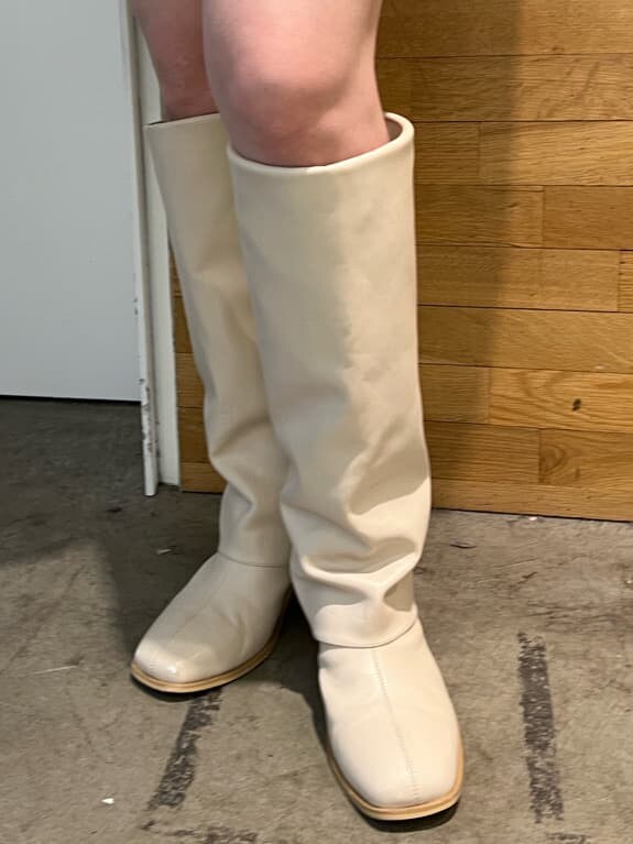 ホワイト系のボストンバッグ、ホワイト系のシャツ/ブラウス、ベージュ系のTシャツ/カットソーを着用したレディースの夏コーディネートの10枚目の写真