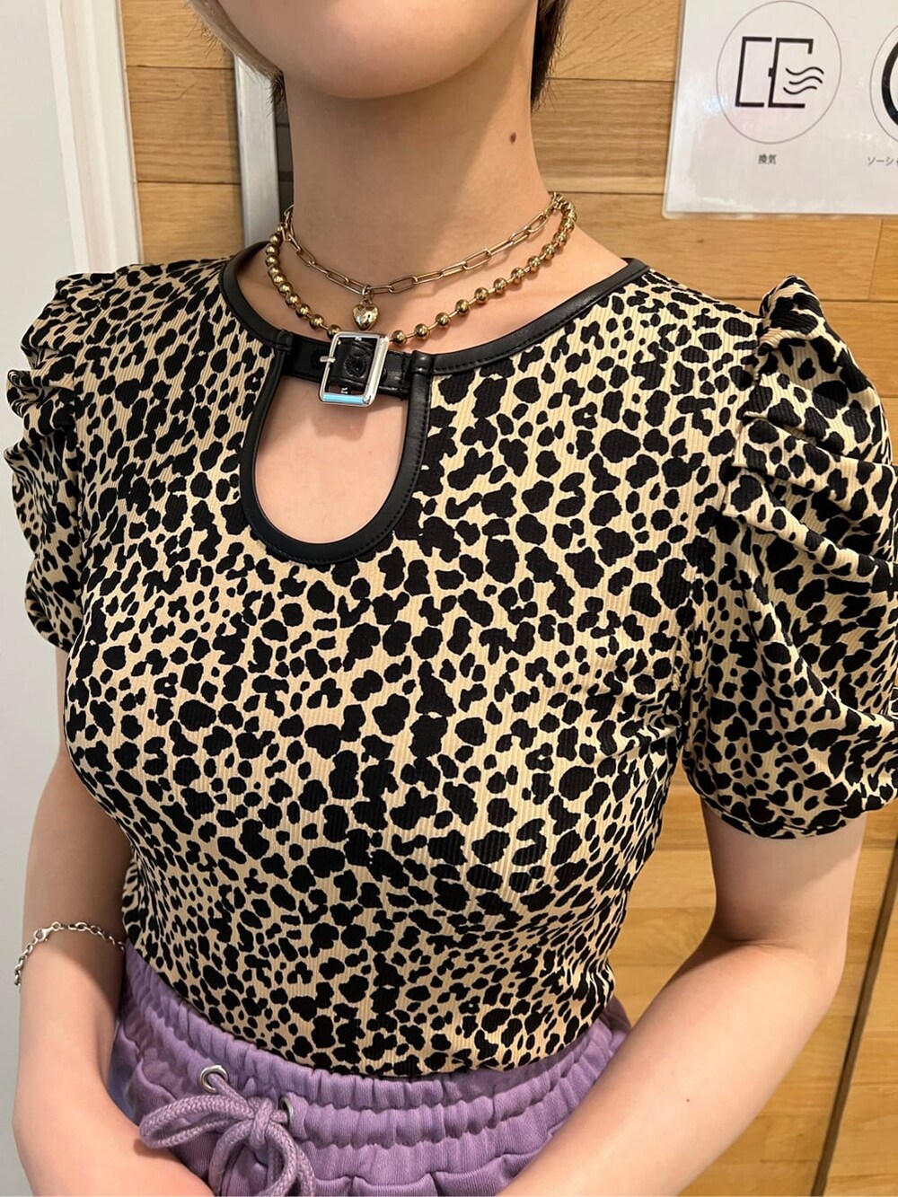 ホワイト系のボストンバッグ、ホワイト系のシャツ/ブラウス、ベージュ系のTシャツ/カットソーを着用したレディースの夏コーディネートの6枚目の写真