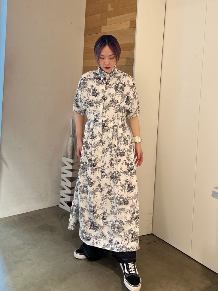 ホワイト系のワンピース、ブラック系のその他パンツ、ホワイト系のブレスレットを着用したレディースの夏コーディネートの2枚目の写真