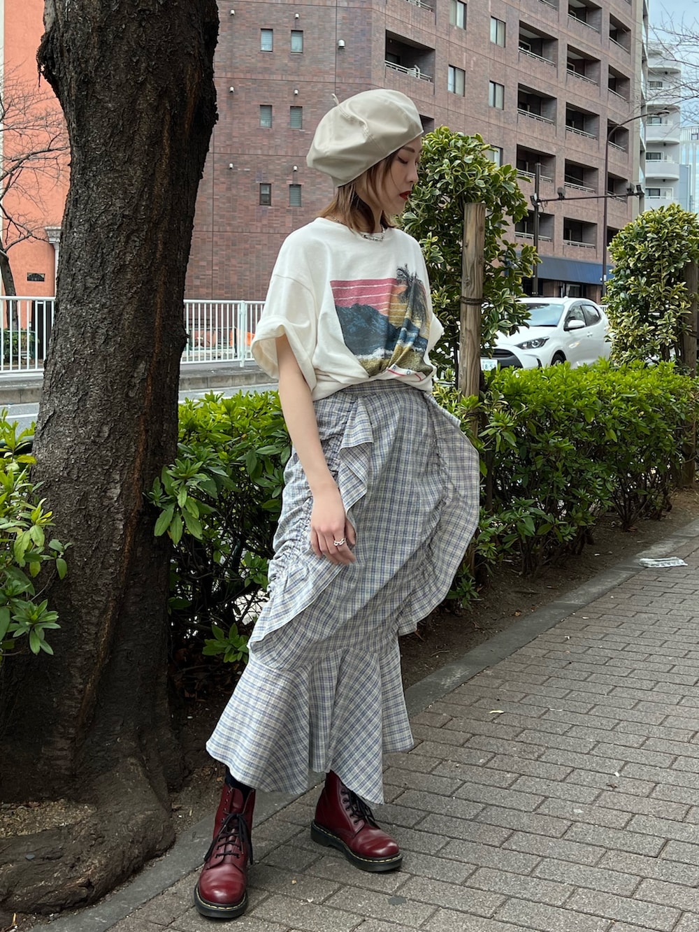 ブルー系のスカート、ホワイト系のTシャツ/カットソー、ホワイト系のハンチング/ベレー帽を着用したレディースの春コーディネートの2枚目の写真