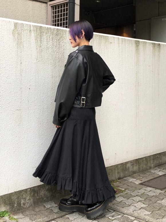 ブラック系のシャツ/ブラウス、ブラック系のスカート、ブラック系のライダースジャケットを着用したレディースの冬コーディネートの5枚目の写真