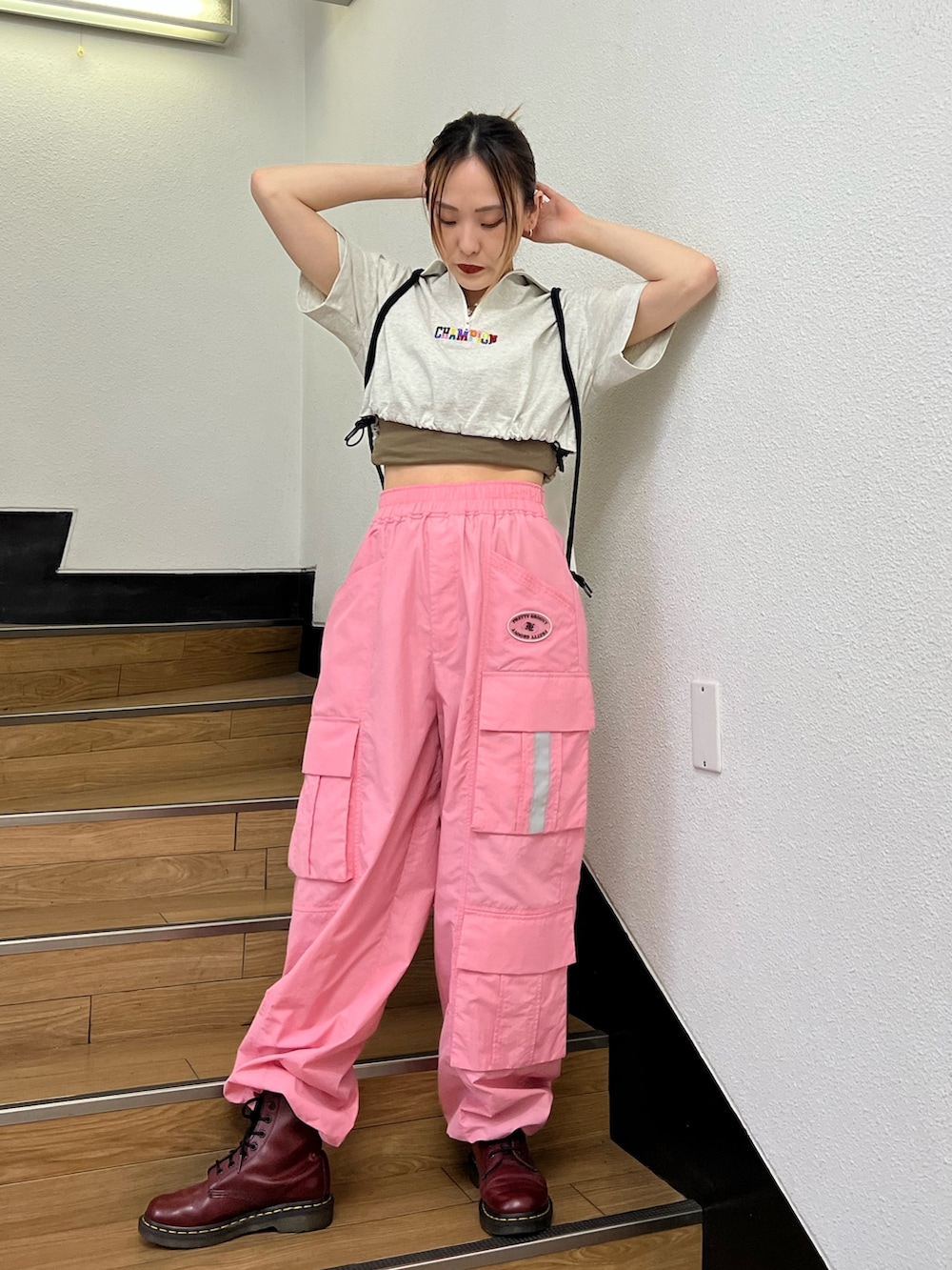 グレー系のTシャツ/カットソー、ピンク系のカーゴパンツ、ホワイト系のエコバッグ/サブバッグを着用したレディースの春コーディネートの5枚目の写真