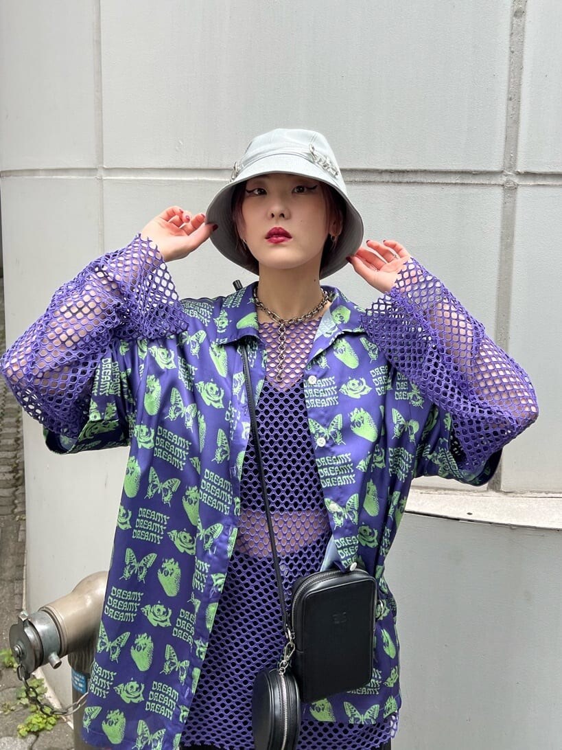 ブラック系のデニムパンツ、ブラック系のキャミソール、パープル系のTシャツ/カットソーを着用したレディースの夏コーディネートの6枚目の写真