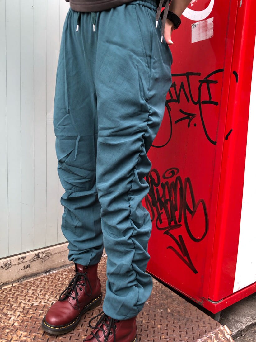 ブラック系のTシャツ/カットソー、ブラック系のキャミソール、ブルー系のその他パンツを着用したレディースの夏コーディネートの6枚目の写真