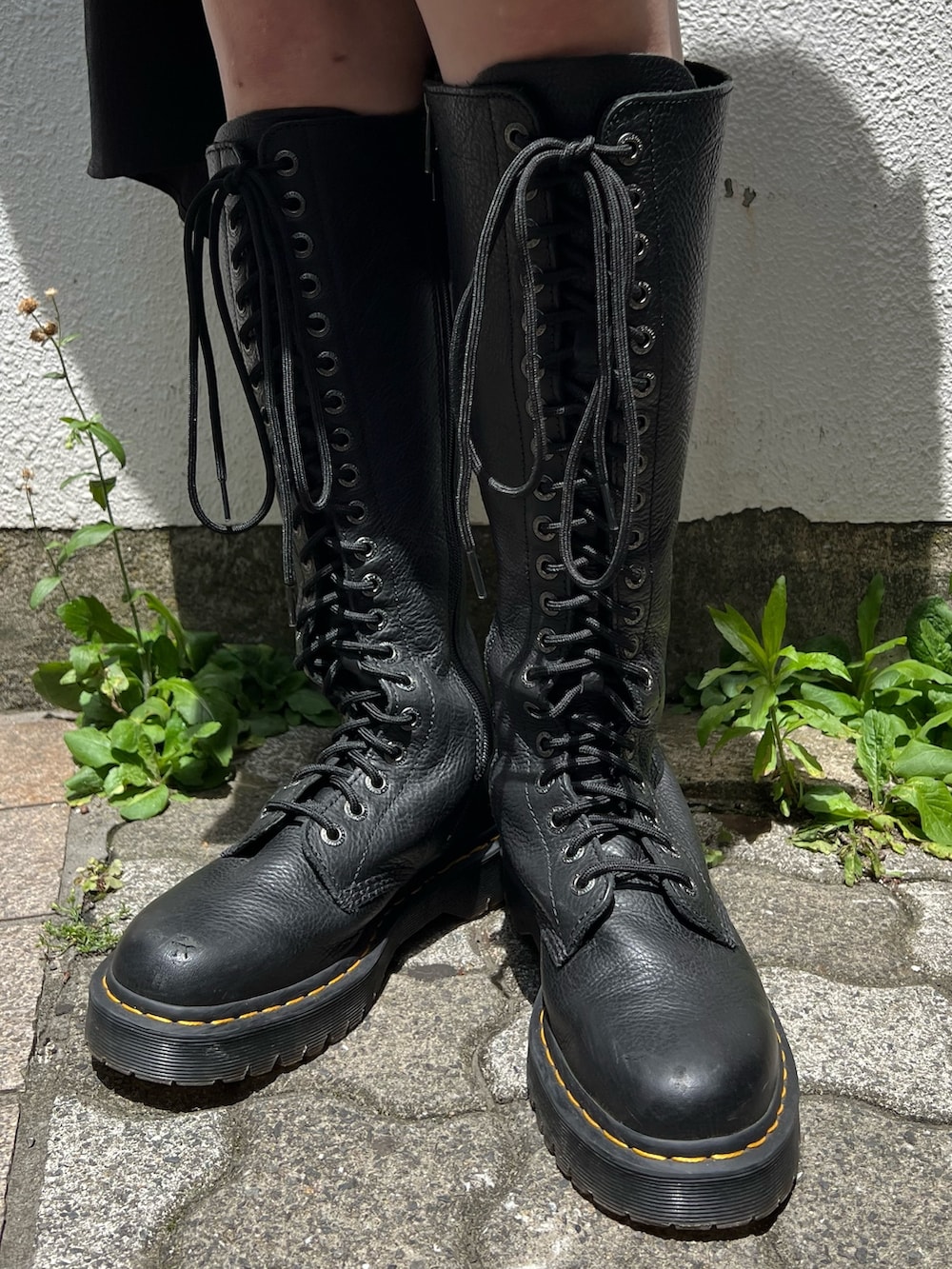 ブラック系のワンピース、ブラック系のその他パンツ、ブラック系のブーツを着用したレディースの夏コーディネートの10枚目の写真