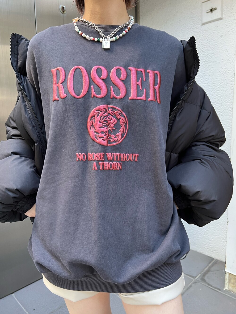 ブラック系のブルゾン、ブラック系のスウェット、ホワイト系のその他パンツを着用したレディースの冬コーディネートの7枚目の写真