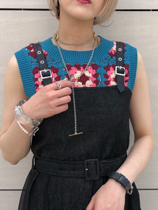 ホワイト系のスニーカー、ブラック系のワンピース、ブルー系のベストを着用したレディースの夏コーディネートの5枚目の写真