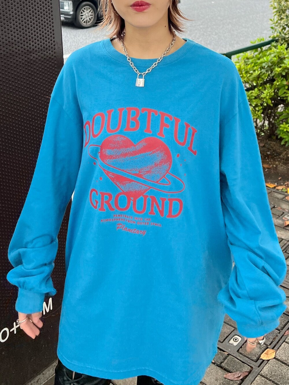 ブルー系のTシャツ/カットソー、ホワイト系のベスト、ホワイト系のハンドバッグを着用したレディースの冬コーディネートの5枚目の写真