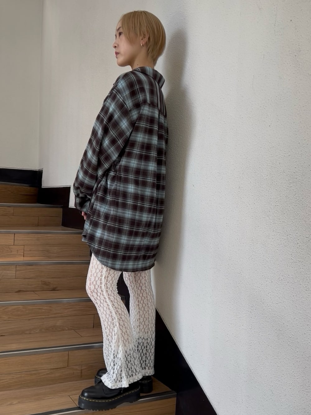 ブラウン系のシャツ/ブラウス、ホワイト系のその他パンツ、ブラック系のブーツを着用したレディースの夏コーディネートの3枚目の写真