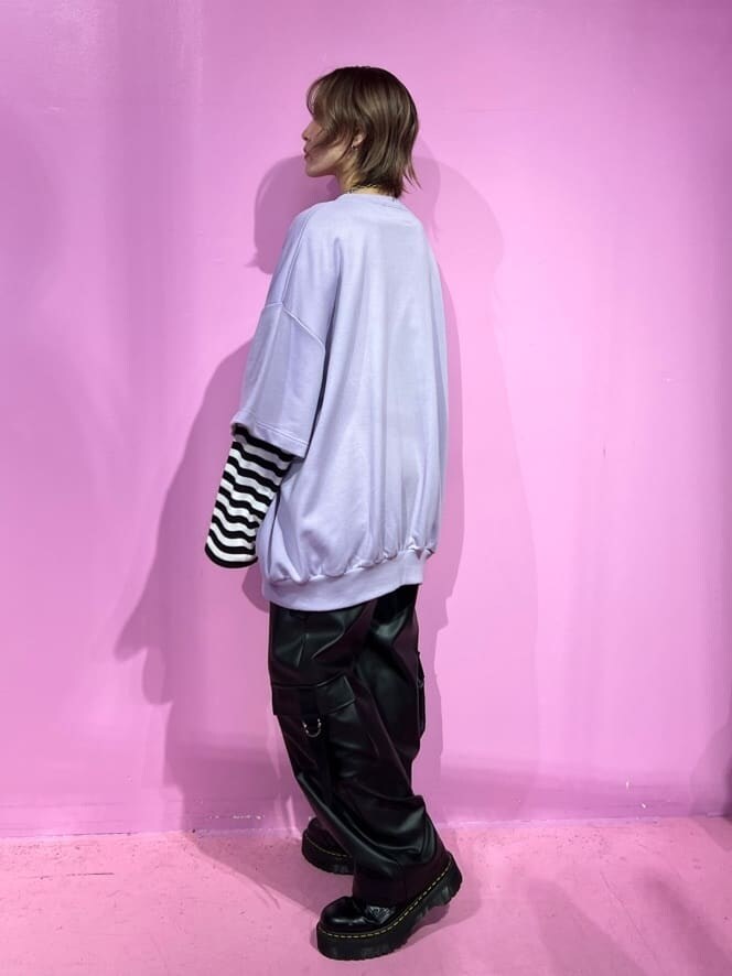 ブラック系のブーツ、ブラック系のTシャツ/カットソー、パープル系のスウェットを着用したレディースの秋コーディネートの4枚目の写真