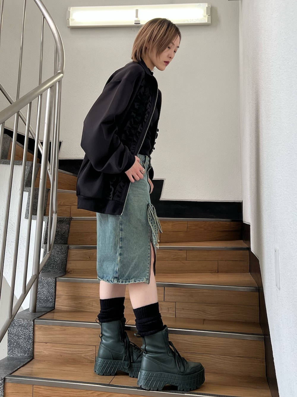 ブラック系のジャージ、ブラック系のキャミソールを着用したレディースの春コーディネートの5枚目の写真