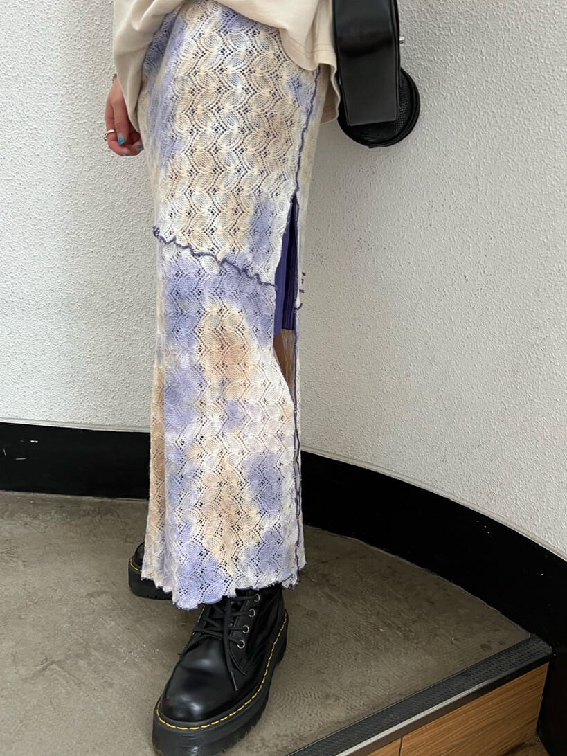 ブラック系のハンドバッグ、パープル系のワンピース、ブラック系のその他シューズを着用したレディースの夏コーディネートの9枚目の写真