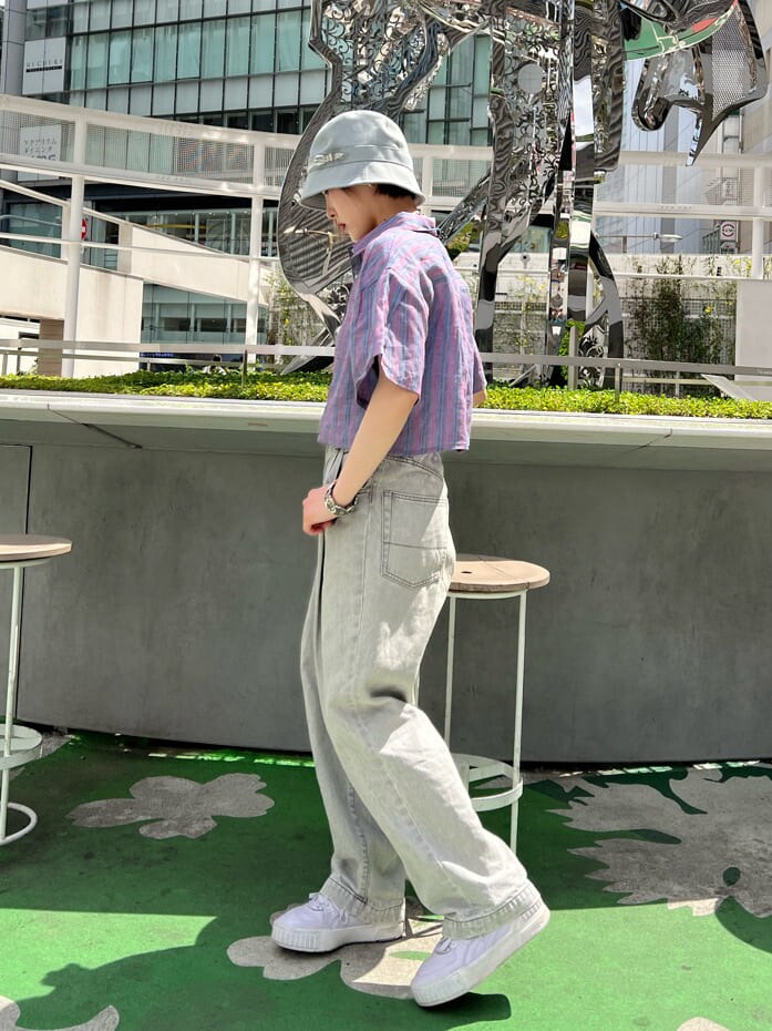 その他のシャツ/ブラウス、ブラック系のカーディガン/ボレロ、その他のベルトを着用したレディースの春コーディネートの6枚目の写真