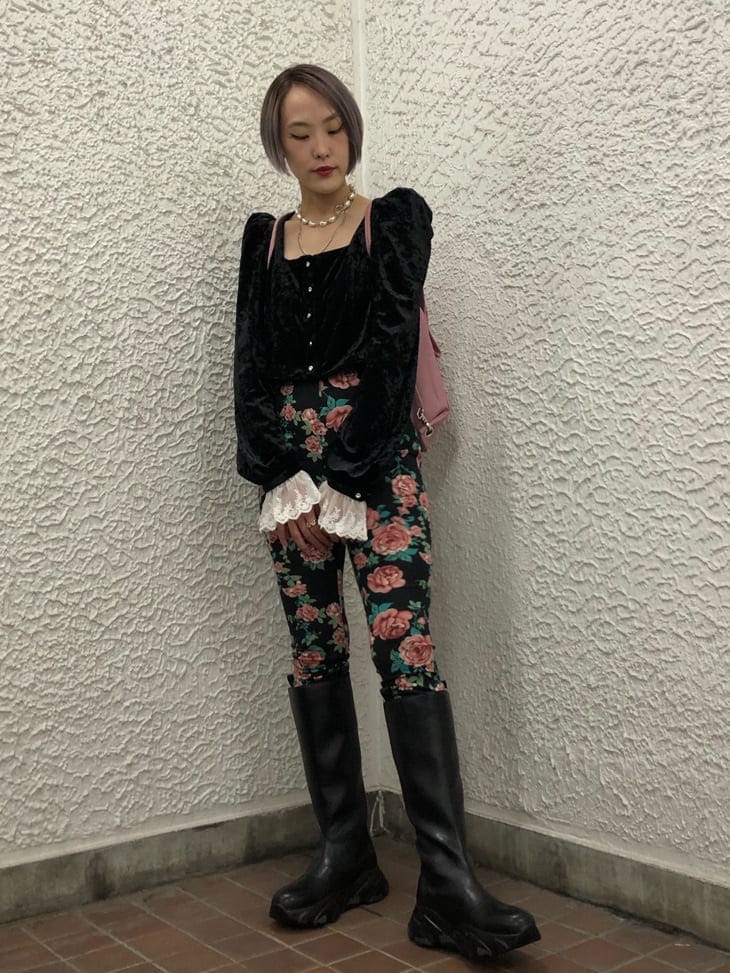 ピンク系のトートバッグ、その他のその他パンツ、ブラック系のシャツ/ブラウスを着用したレディースの夏コーディネートの2枚目の写真