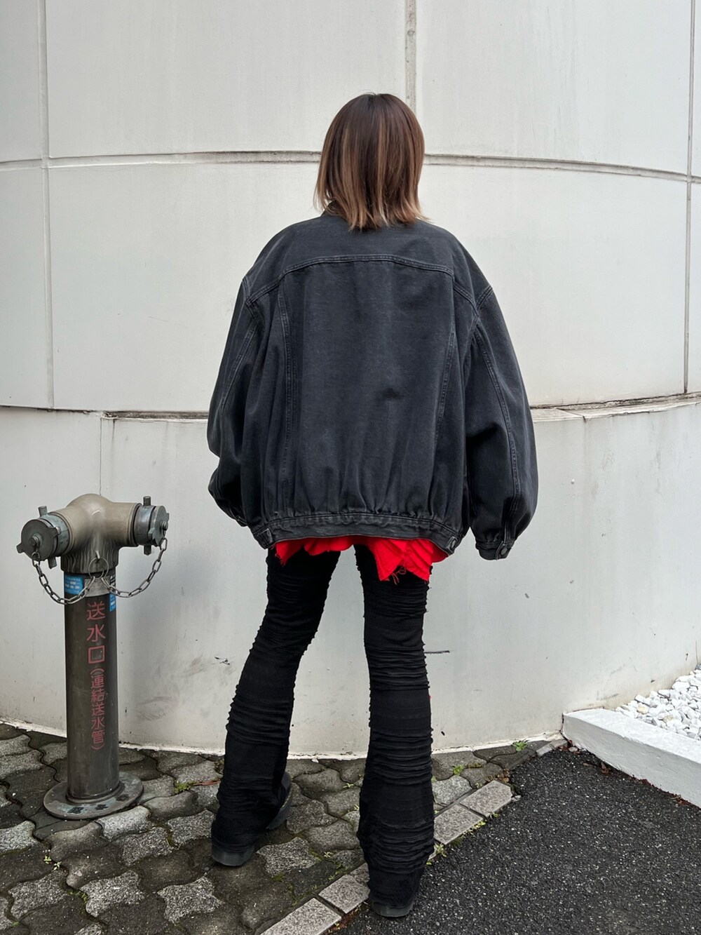 レッド系のシャツ/ブラウス、ブラック系のデニムジャケット、ブラック系のその他パンツを着用したレディースの冬コーディネートの3枚目の写真