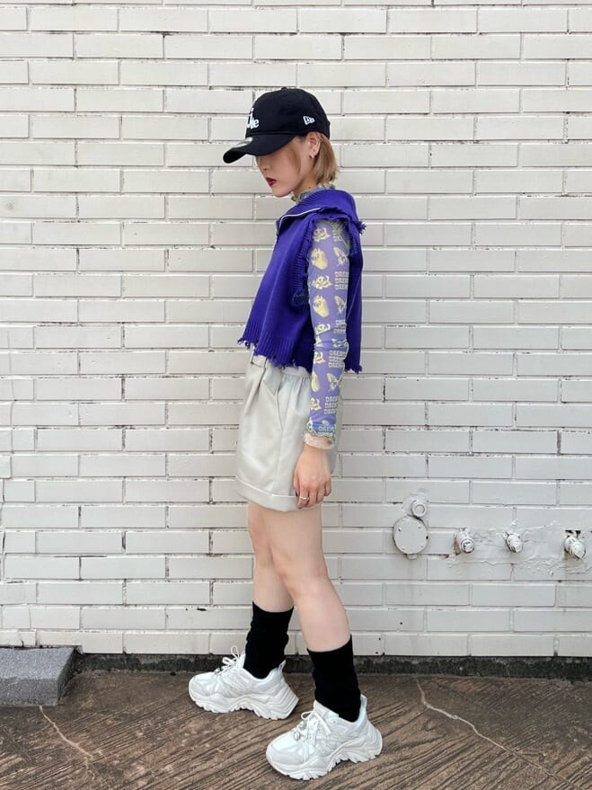 ホワイト系のスニーカー、パープル系のベスト、パープル系のその他トップスを着用したレディースの秋コーディネートの2枚目の写真