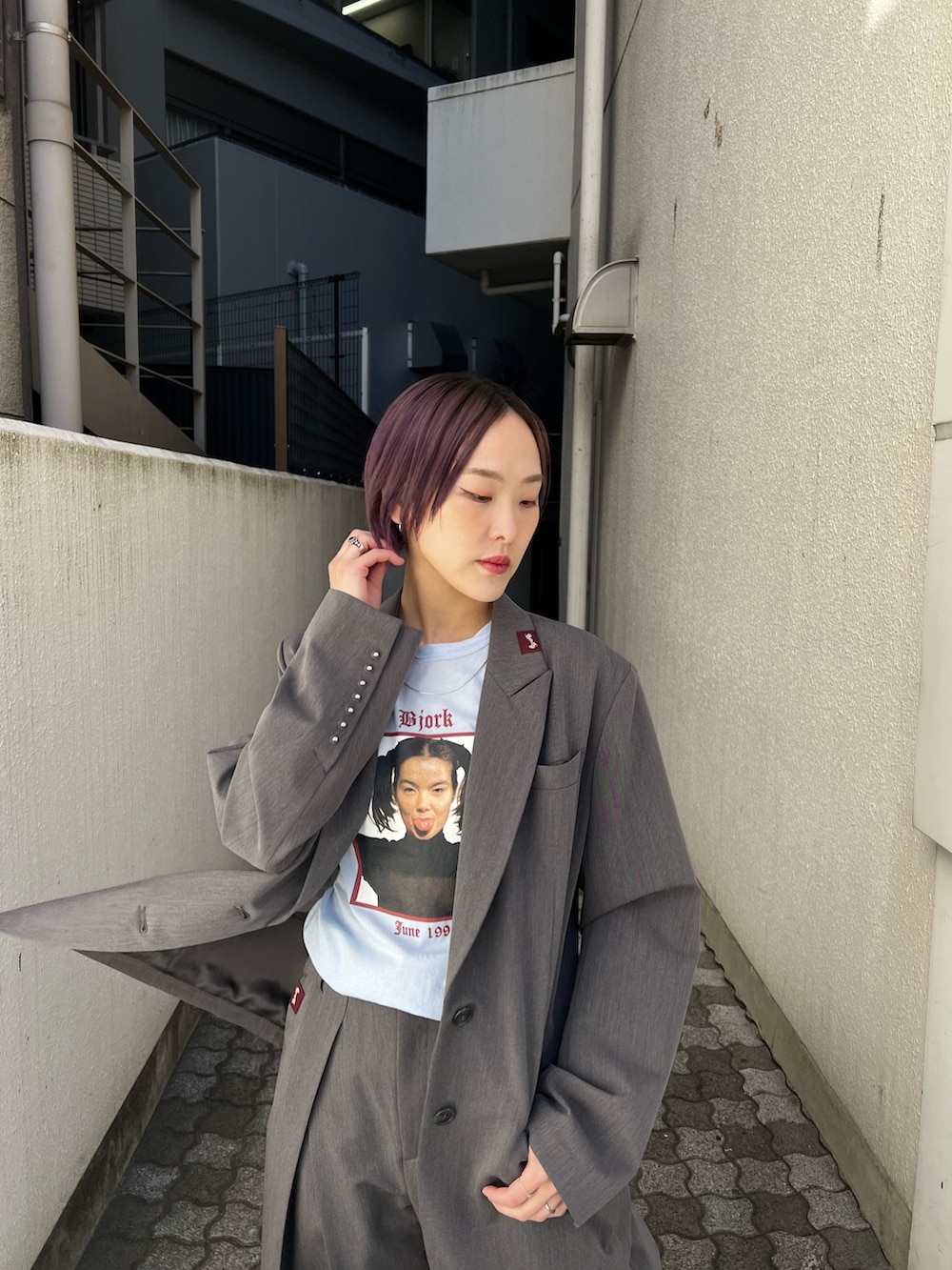 グレー系のテーラードジャケット、グレー系のスラックス、ブルー系のTシャツ/カットソーを着用したレディースの春コーディネートの8枚目の写真