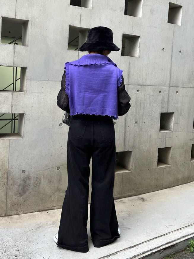 ブラック系のデニムパンツ、パープル系のベスト、ブラック系のシャツ/ブラウスを着用したレディースの夏コーディネートの4枚目の写真