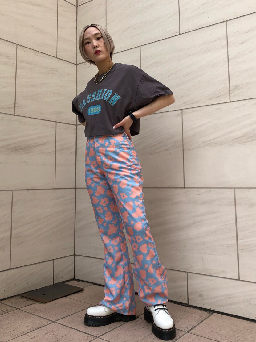 ブラック系のTシャツ/カットソー、ホワイト系のブーツ、ブルー系のその他パンツを着用したレディースの夏コーディネートの2枚目の写真