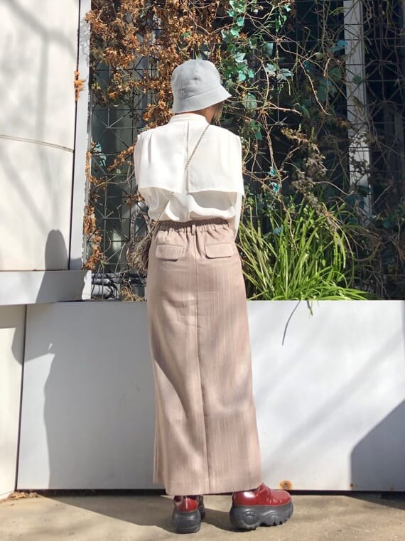 ホワイト系のシャツ/ブラウス、ベージュ系のスカート、その他のショルダーバッグを着用したレディースの春コーディネートの4枚目の写真