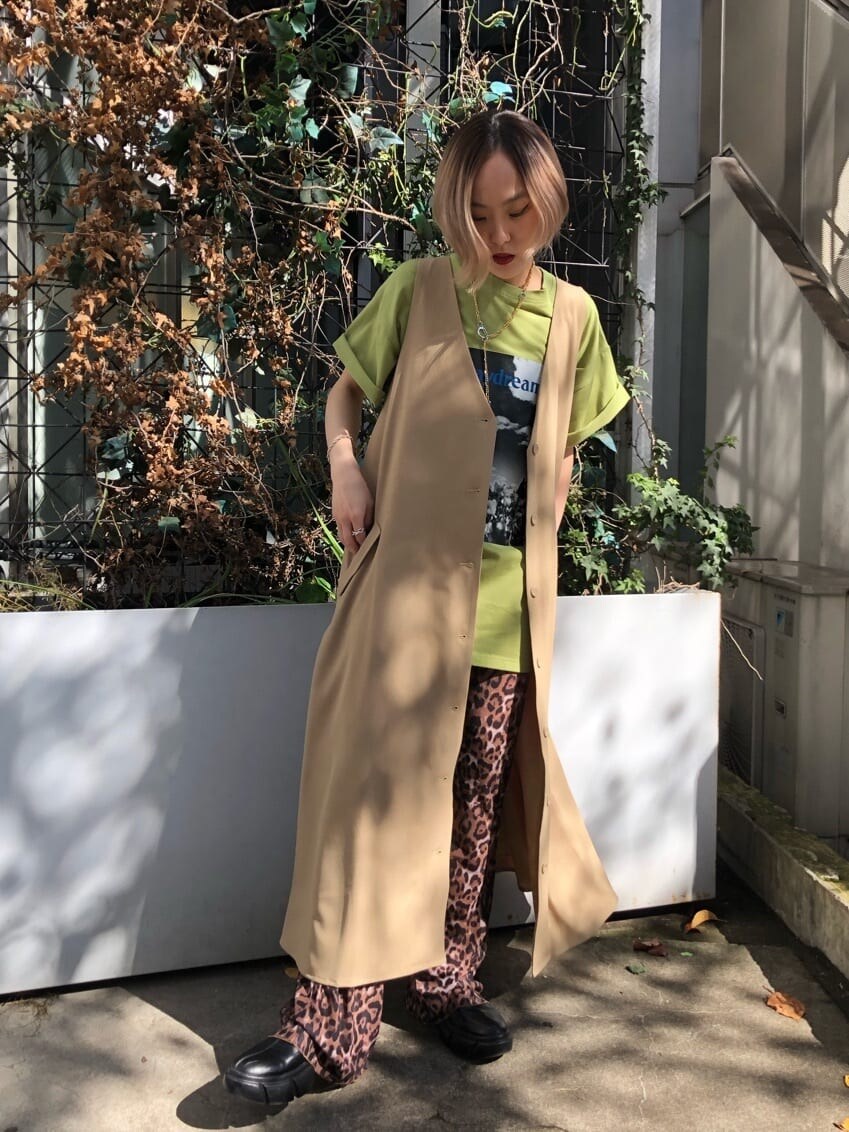 その他のその他パンツ、ベージュ系のジャンパースカート、グリーン系のTシャツ/カットソーを着用したレディースの春コーディネートの3枚目の写真