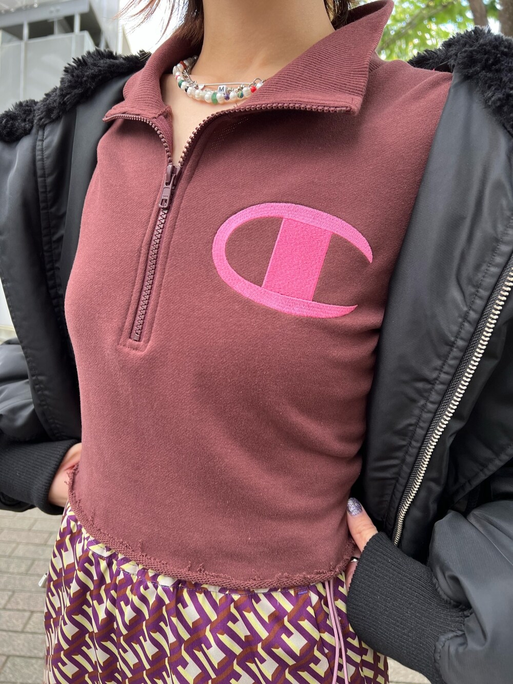 ブラック系のその他アウター、ブラウン系のスウェット、ブラウン系のその他パンツを着用したレディースの冬コーディネートの6枚目の写真