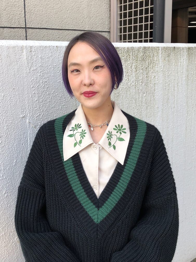 ブラック系のワンピース、ブラック系のハンドバッグ、ホワイト系のシャツ/ブラウスを着用したレディースの冬コーディネートの4枚目の写真